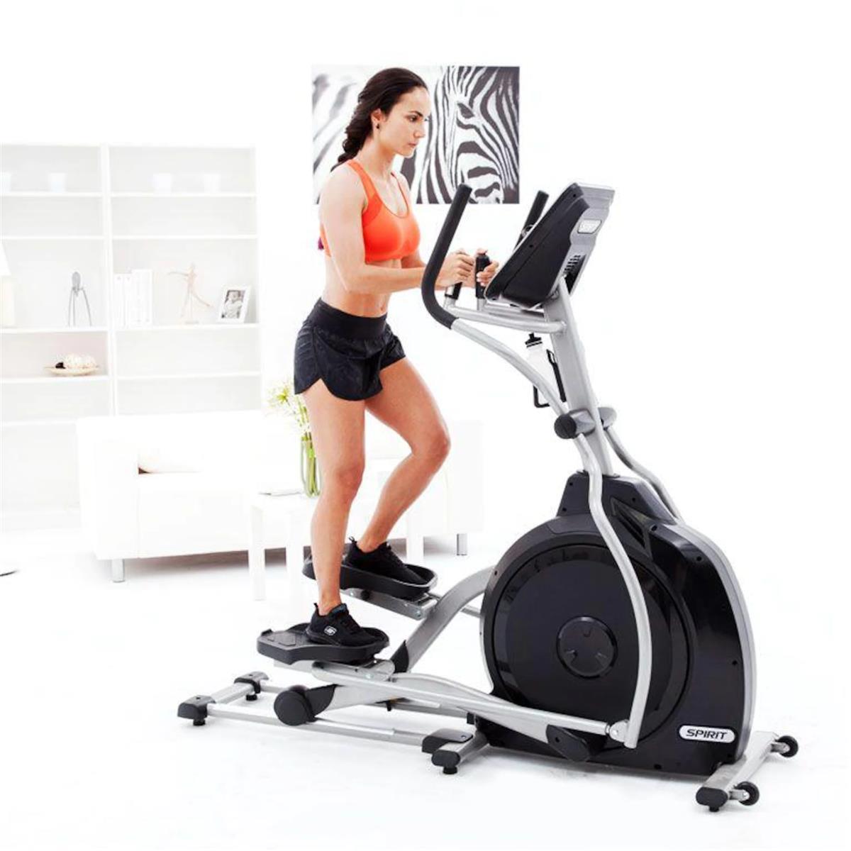 Spirit Fitness Ellipsentrainer XE 195 aufgebaut geliefert